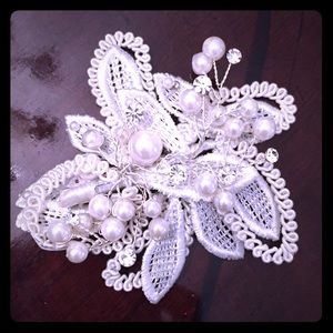 💥 Lace, pearl and crystal hairpiece/ clip brooch